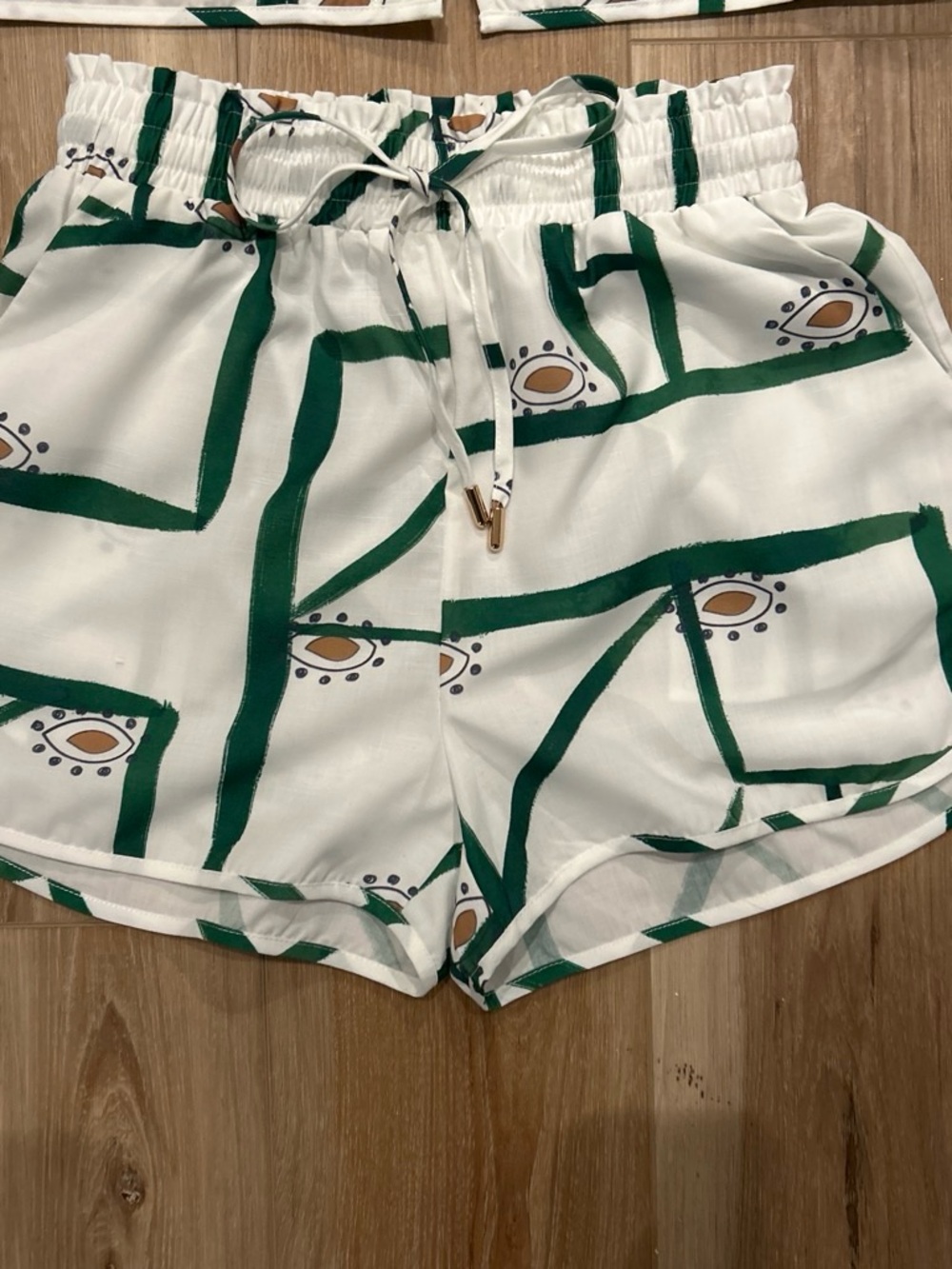 Commense White and Green Geometric Short Set - Picture 2 of 4